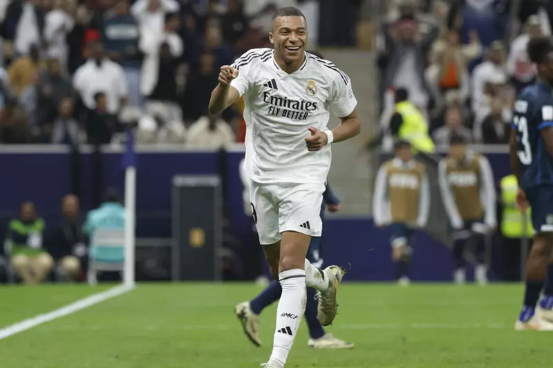 ريال مدريد يقدم قميص مودريتش إلى مبابي في عرض حصري